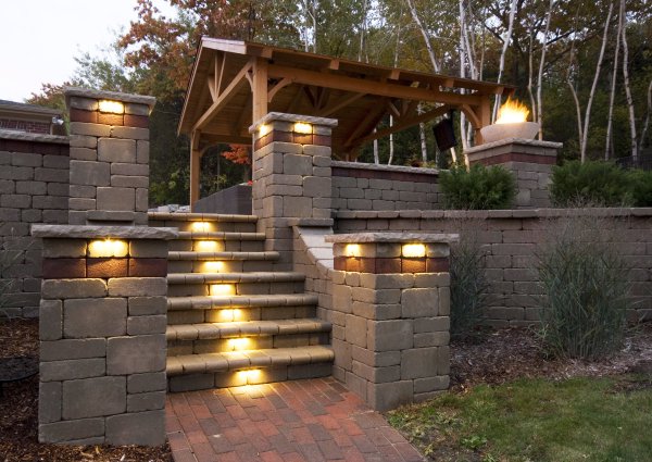 Wall and steps with Brussels Dimensional and Brussels Block paver