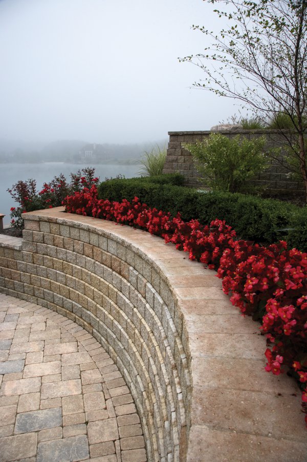 Unilock curved garden wall with Pisa2