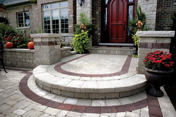 Entrance with steps pillar and wall from Unilock with Brussels Block paver