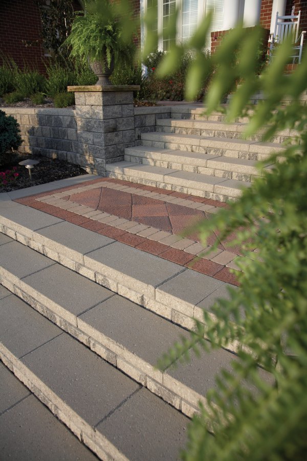 Entrance steps with Pisa2 wall and Il Campo paver by Unilock