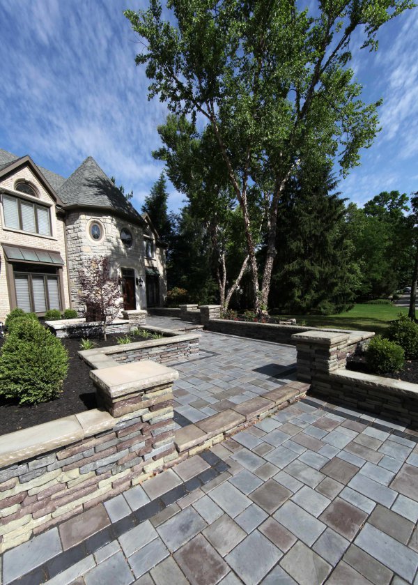 Richcliff paver front entrance with Rivercrest Walls by Unilock