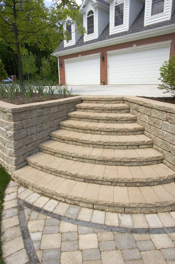 Entrance with steps and walls featuring BrusselsBlock paver