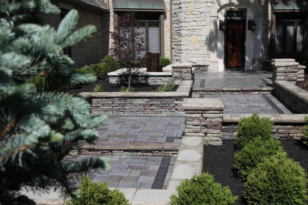 Entrance with Rivercrest garden walls by Unilock