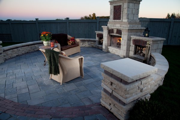 Richcliff paver patio with fireplace and Rivercrest seat wall by