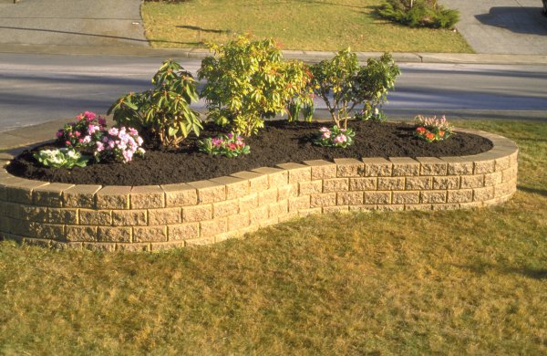 Unilock curved garden wall with Stack Stone