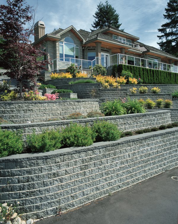 Tiered garden wall with Unilock Pisa2