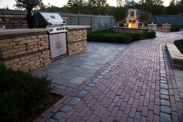 Rivercrest Grill Island with paver patio by Unilock