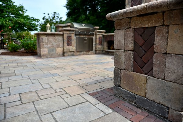 Outdoor Living patio with Avante Ashlar and Copthorne paver