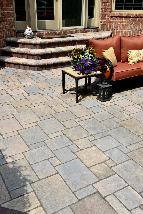 Outdoor living patio with Entrance with Avante Ashlar paver