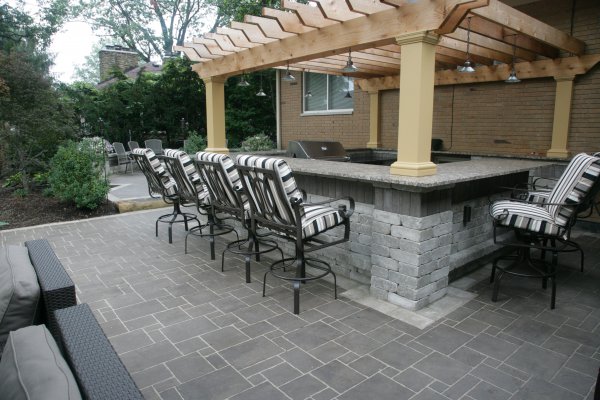 Outdoor Living patio with Unilock Avante Ashlar and Brussels Dimensional paver