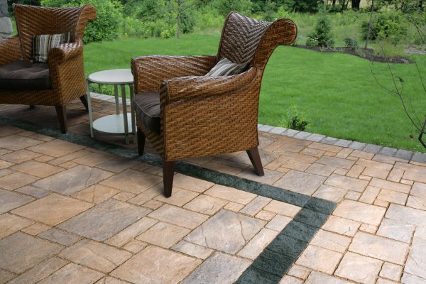 Outdoor Living Patio featuring Avante Ashlar paver with Unigranite