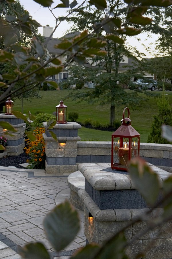 Outdoor Living patio with Unilock Avante Ashlar and Series 3000