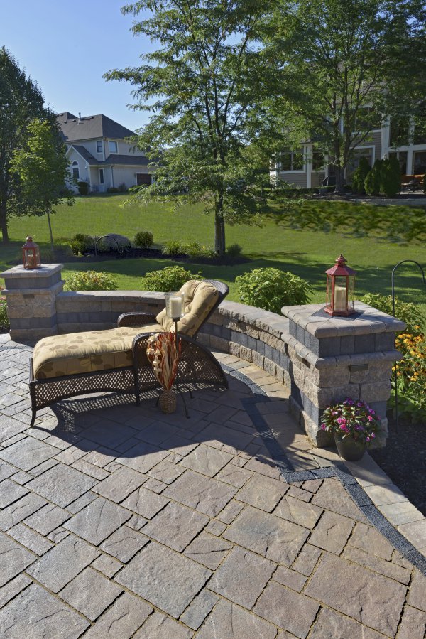 Outdoor Living patio with Avante Ashlar and Series 3000 paver