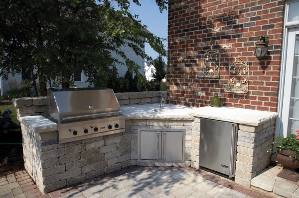 Kitchen and barbecue built in Unilock Olde Quarry Paver