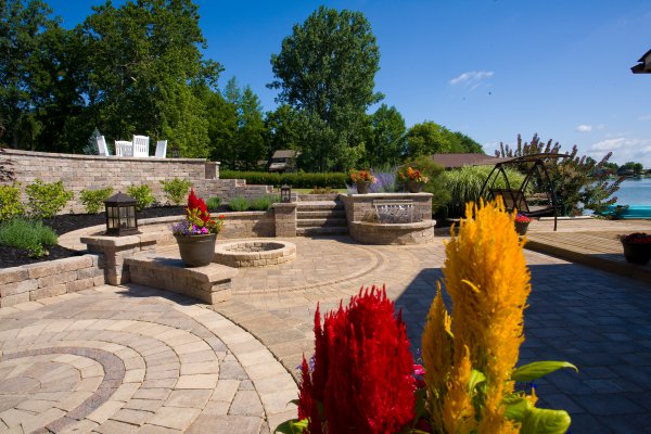 Patio with Brussels Block paver and Brussels Dimensional wall by Unilock