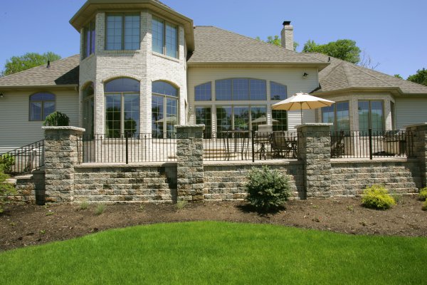 Patio with RomanPisa Wall and Steps by Unilock