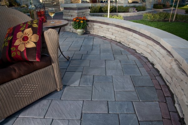 Richcliff paver patio with Rivercrest Seat Wall by Unilock