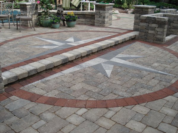 Patio Wall and Step featuring Brussels Block paver and Il Campo accent