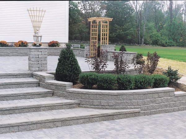 Unilock paver patio with Pisa2 garden wall and steps