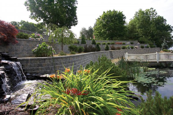 Unilock Retaining Wall with RomanPisa Units