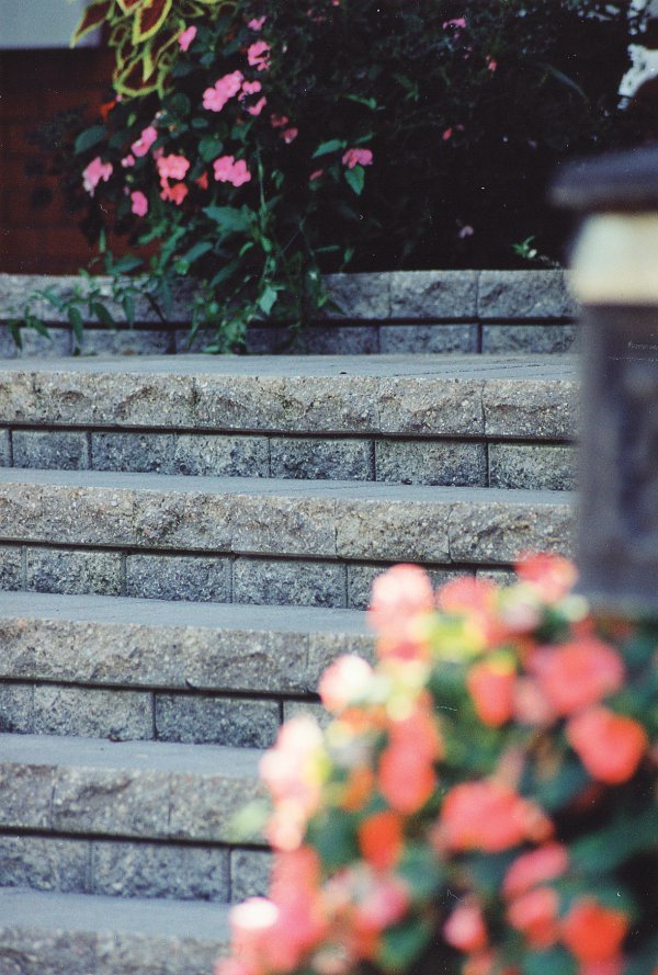 Steps closeup with Pisa2 wall by Unilock