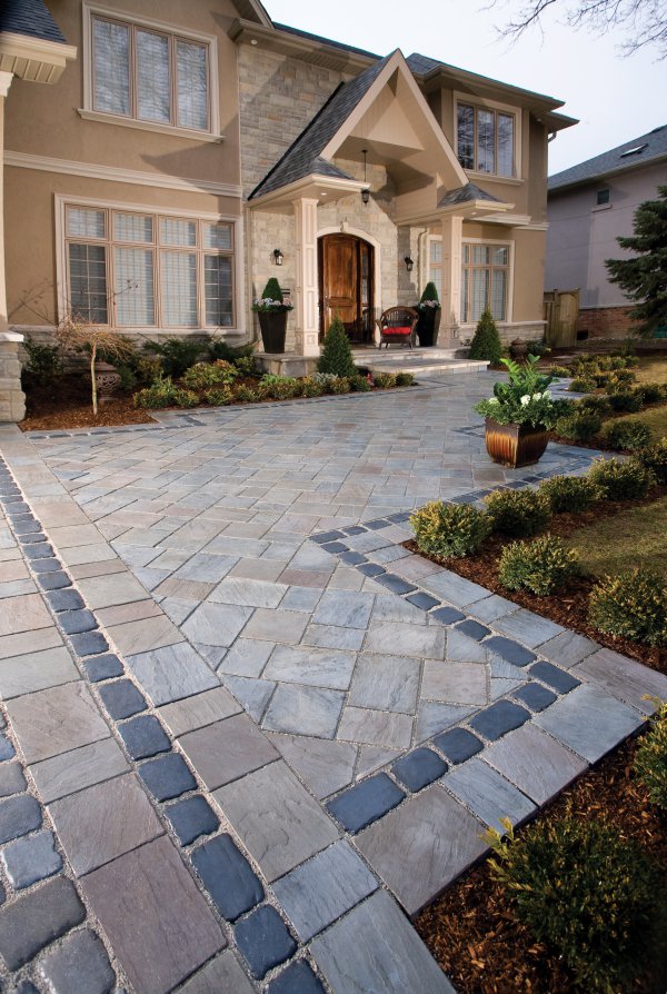 Walkway with Richcliff and Courtstone paver by Unilock