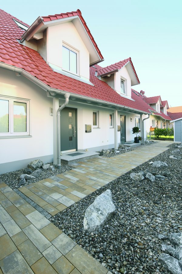 Walkway with Unilock Artline paver