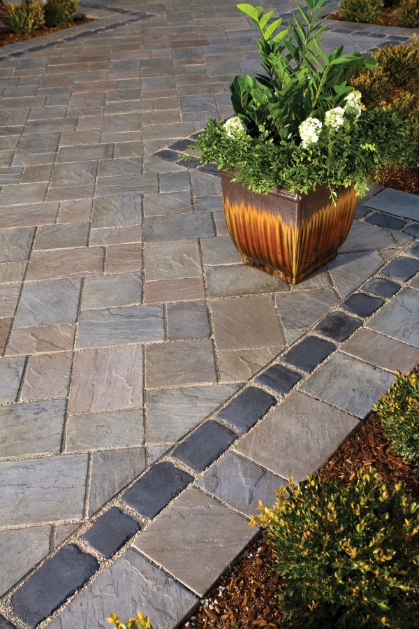 Paver walkway closeup with Unilock Richcliff