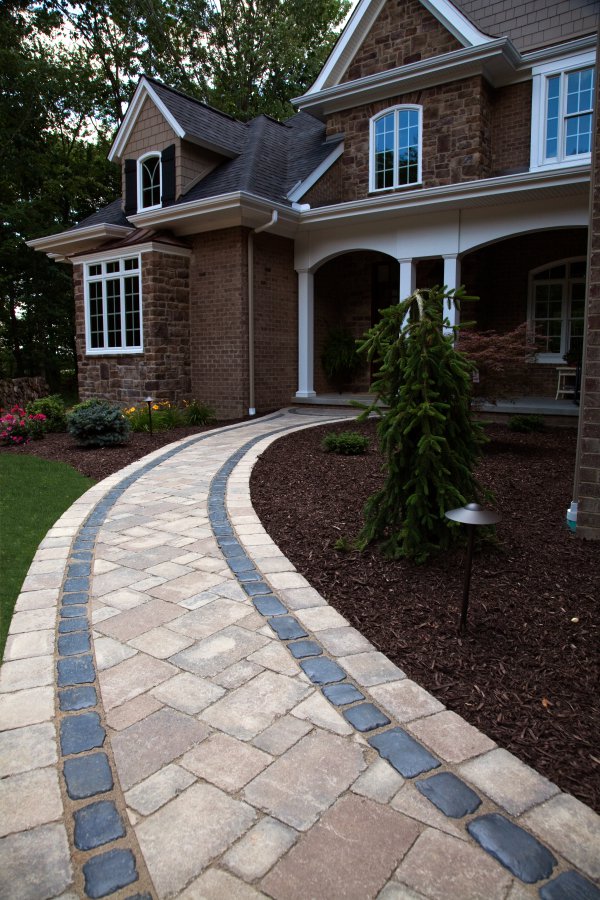 Walkway Entrance with Brussels Block and Courtstone paver