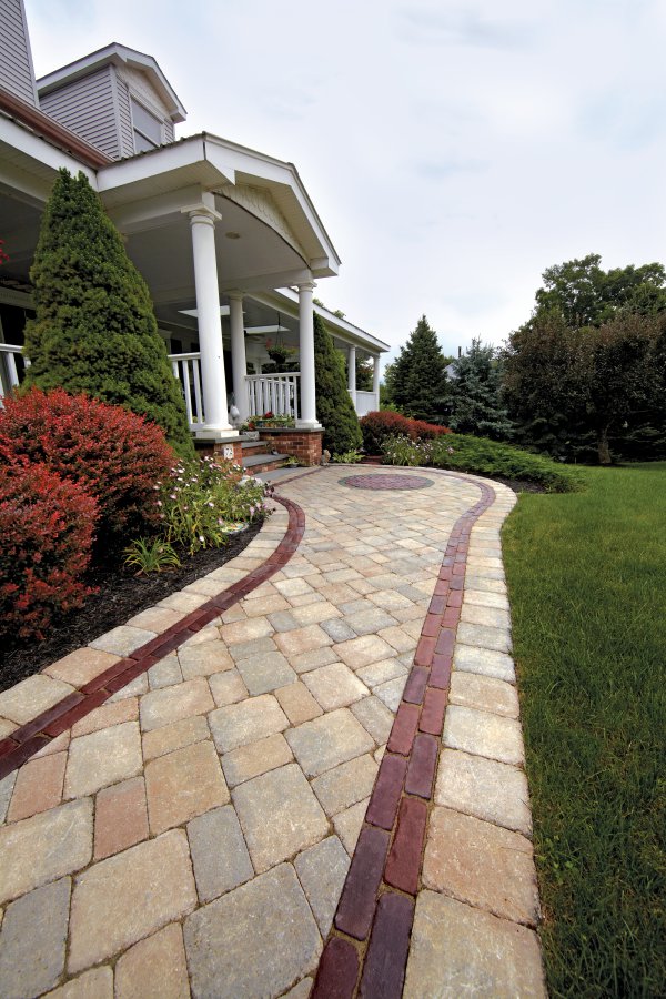 Unilock Walkway Entrance featuring Brussels Block paver with Copthorne accent