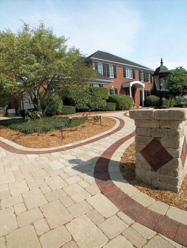 Walkway entrance featuring Brussels Block with Il Campo paver