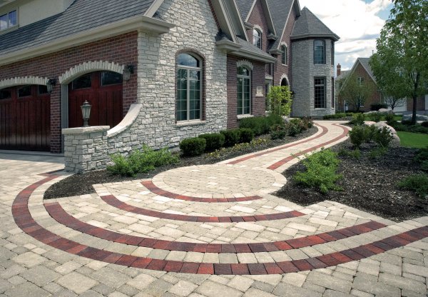 Walkway entrance featuring Brussels Block with Il Campo paver by Unilock