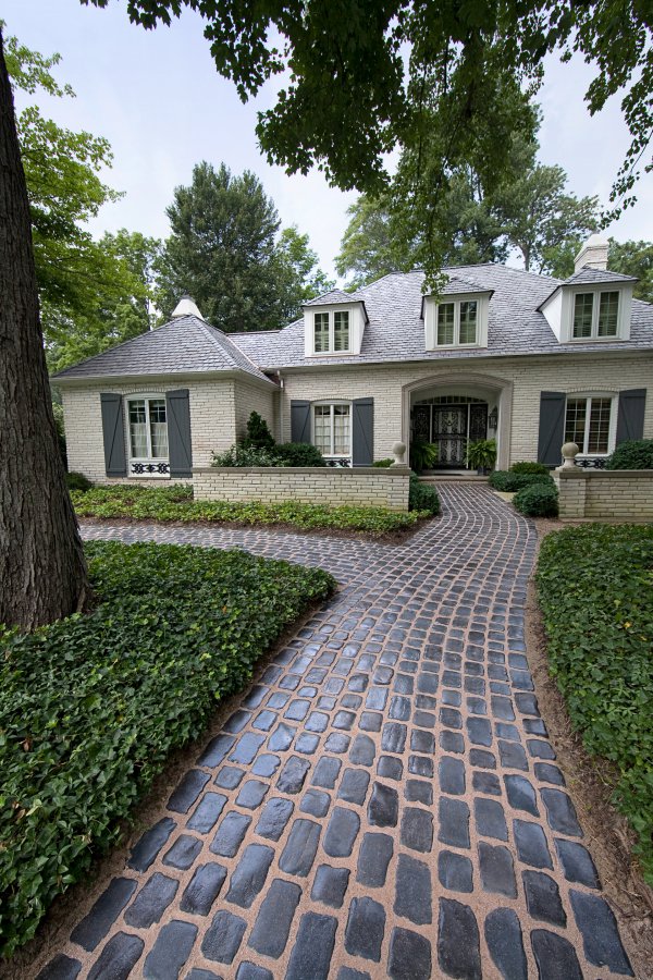 Walkway entrance featuring Unilock Courtstone paver