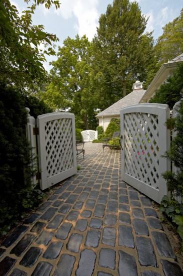 Walkway entrance featuring Unilock Courtstone paver