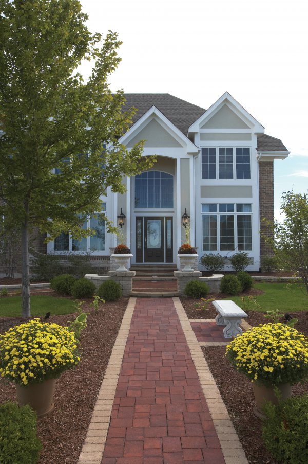 Walkway entrance featuring Unilock Il Campo and Brussels Block p